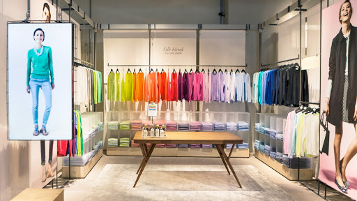 interior de tienda con agrupación de prendas por colores